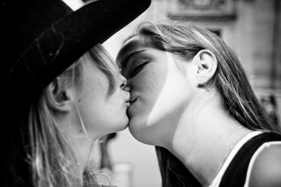 Поцелуи девушек с языком 63 фото