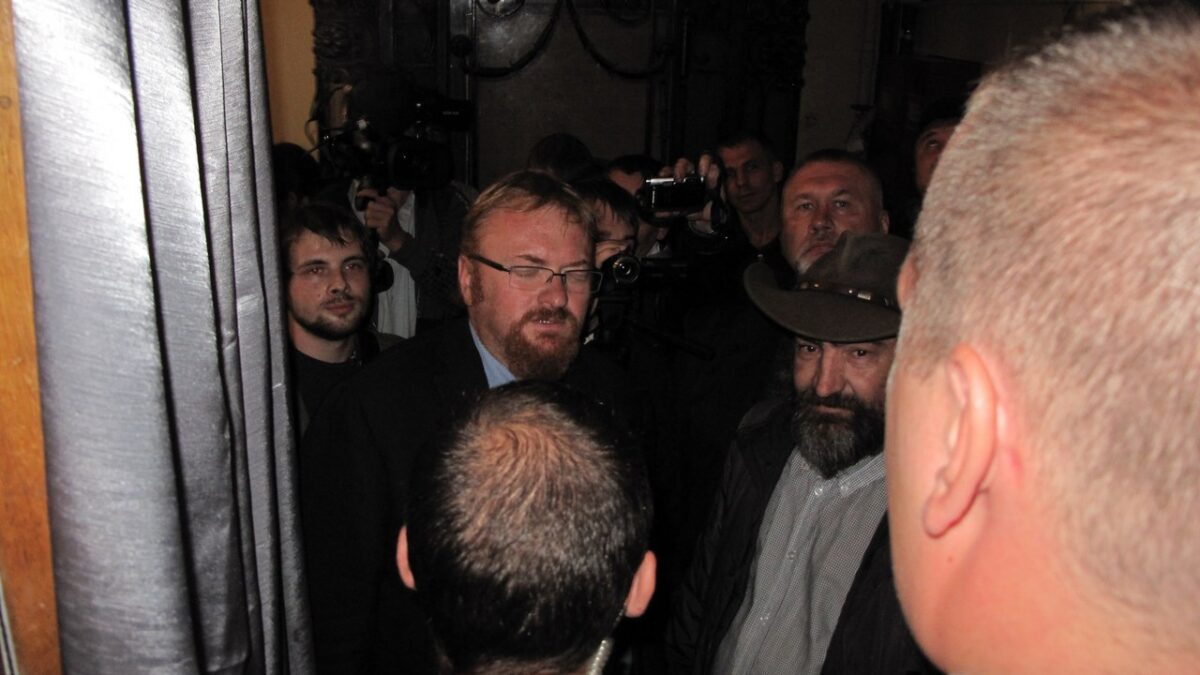 Милонов и Энтео атаковали “КвирФест” в Петербурге, поливая его участников зеленкой