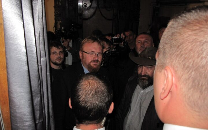 Милонов и Энтео атаковали “КвирФест” в Петербурге, поливая его участников зеленкой