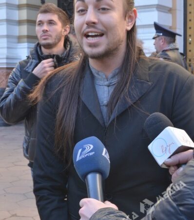 «Креативная молодежь+» провела бескровную акцию возле ГУ МВД в Одесской области