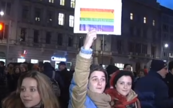 Поцелуй однополой пары стал причиной многотысячного митинга