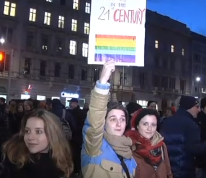Поцелуй однополой пары стал причиной многотысячного митинга