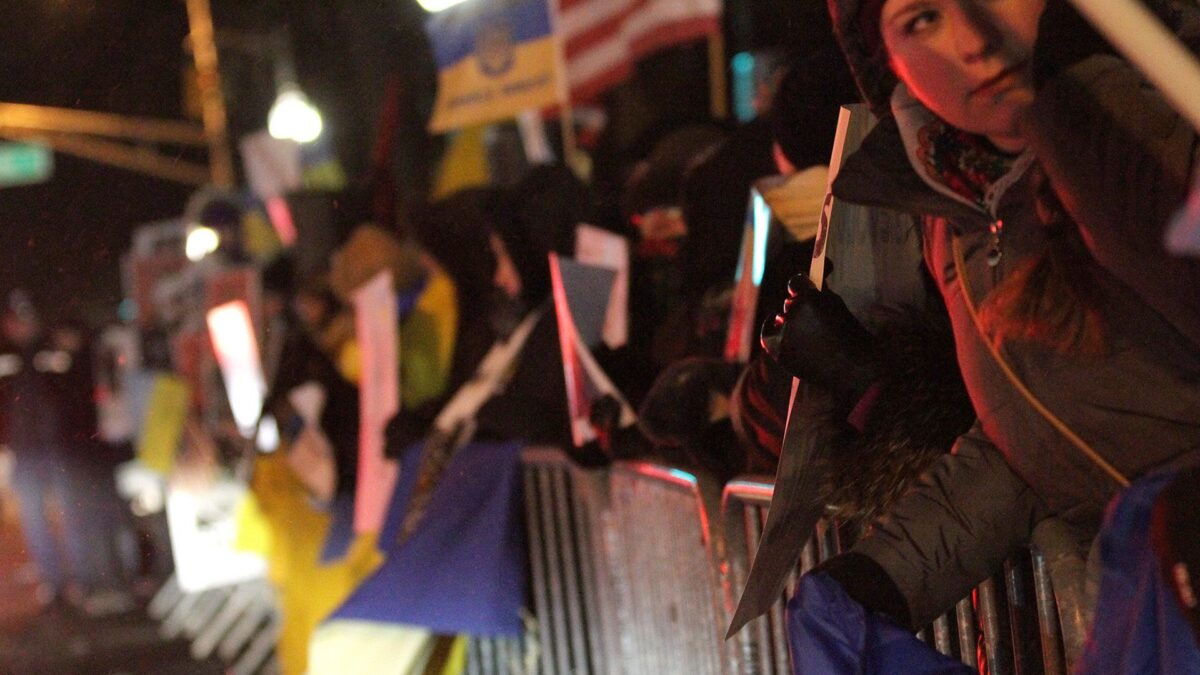 Проукраинские и ЛГБТ-активисты пикетировали Гергиева и Нетребко в Нью-Йорке