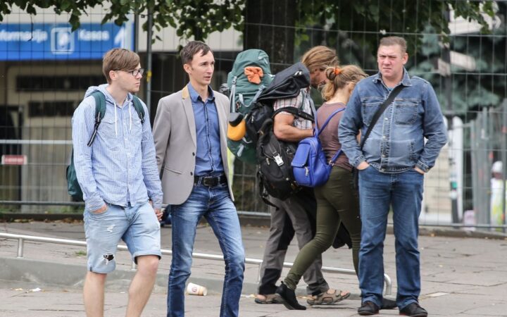 Два парня, взявшись за руки, прошли по улицам Вильнюса – никакой реакции…