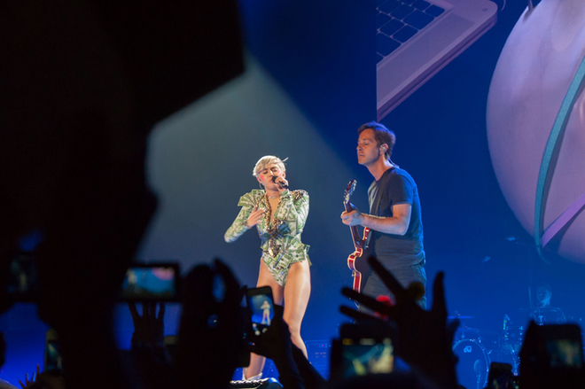 76000cacb95735c6e1d720aee95387c3_na_dva_fronta_10_zvezd_biseksualok_9