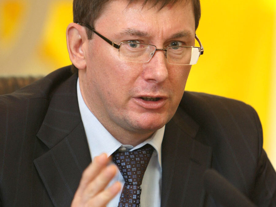 Луценко: лучше гей-парад на Крещатике, чем российские танки в Киеве