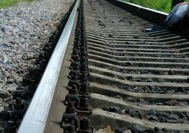 В Краснодарском крае поезд сбил двух девушек, целовавшихся на рельсах