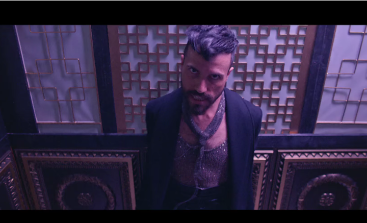 Открытый гей-певец из Neon Trees, который перешел в мормонскую религию, обругал свою церковь
