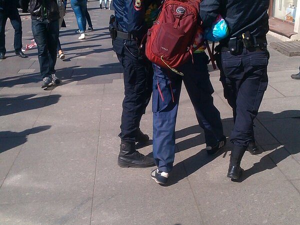 Два ЛГБТ активиста задержаны на Невском во время первомайского шествия