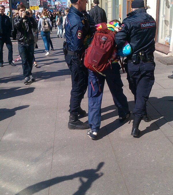 Два ЛГБТ активиста задержаны на Невском во время первомайского шествия