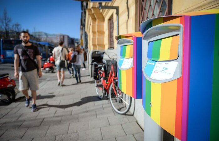 В Стокгольме к “Евровидению” почтовые ящики покрасили в «радужный» цвет
