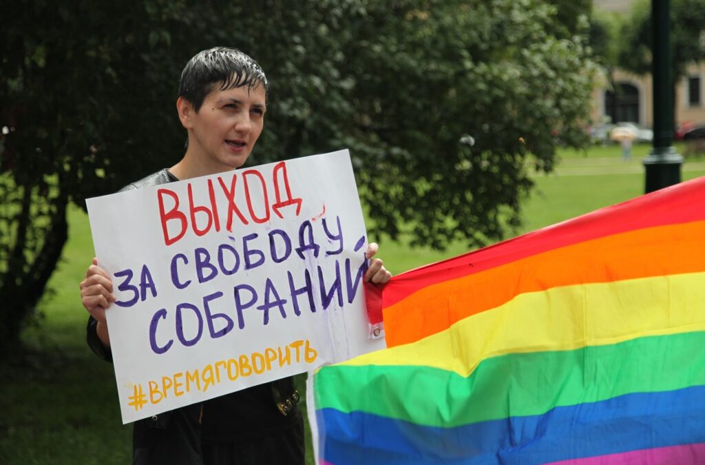 Вопреки решению суда ЛГБТ-активисты задержаны во время акции на Марсовом поле