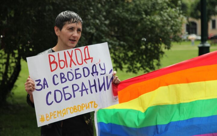 Вопреки решению суда ЛГБТ-активисты задержаны во время акции на Марсовом поле