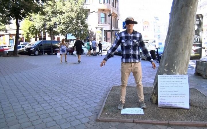 В центре Одессы прошла ЛГБТ-акция: парень просил прохожих обнять его