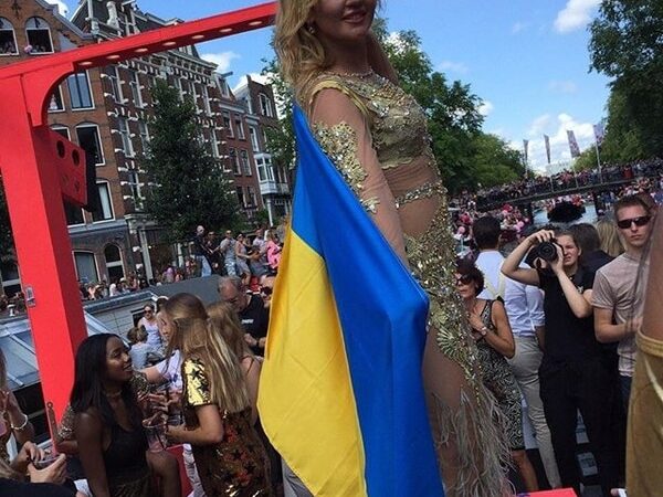 Камалия с флагом Украины и в откровенном платье развлеклась на гей-прайде в Амстердаме