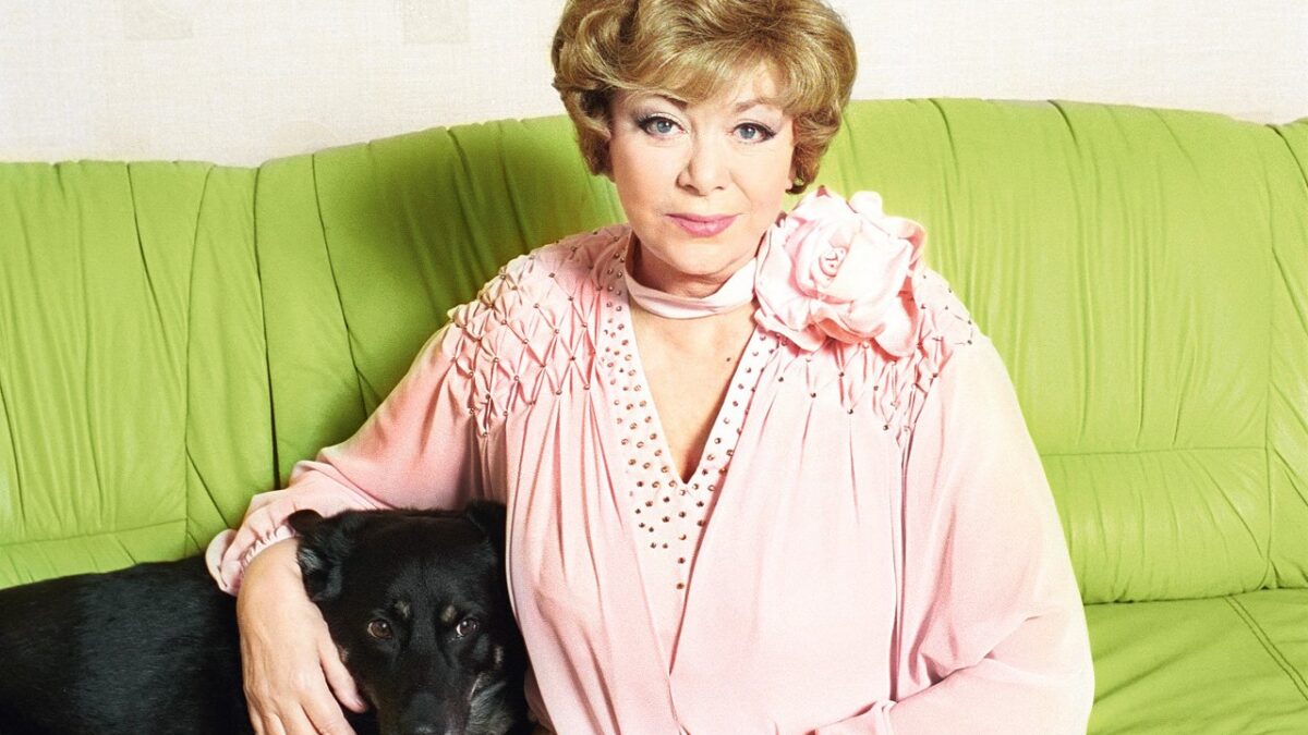 79-летнюю Эдиту Пьеху все чаще видят в гей-клубах