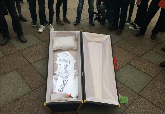 В Петербурге полиция задержала участника ЛГБТ-акции за попытку лечь в гроб