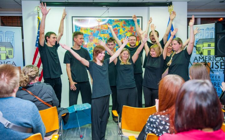 «Голосую за мэра-гея»: Участники Фестиваля социальных театров выступили в America House