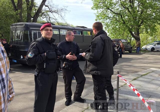 «Правый сектор» остановил раскраску Арки Дружбы народов и сделал заявление