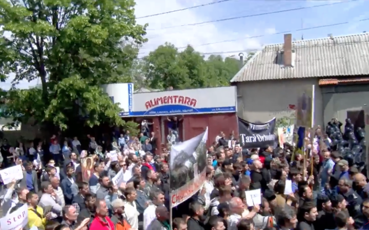 В Молдове верующие забросали участников ЛГБТ-марша яйцами: опубликовано видео