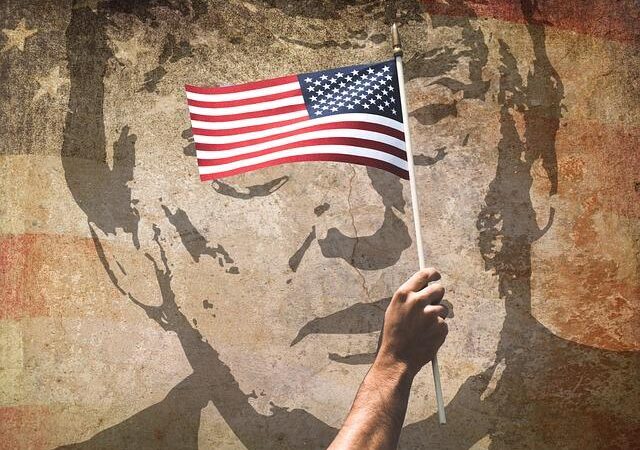 Американский телеведущий послал Трампу 297 копий фильма про больного СПИДом гея