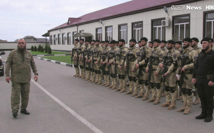 Vice побывал в «тюрьме для геев» в Чечне и поговорил с чеченскими гомосексуалами