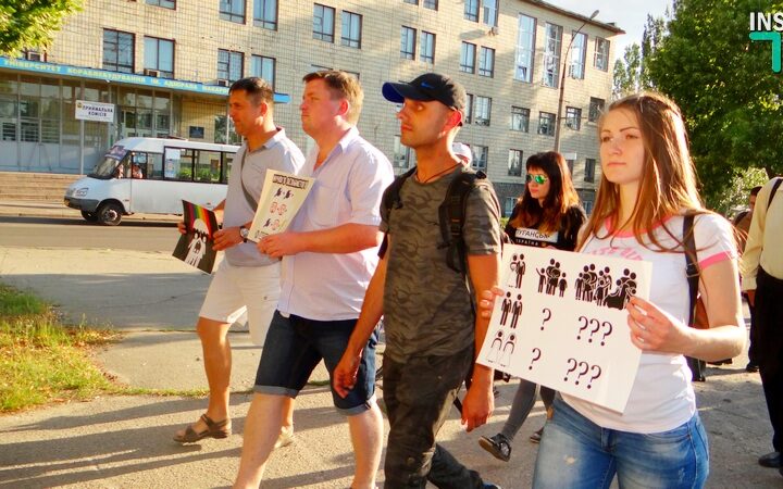 В Николаеве прошел марш за «традиционные ценности» с фаерами и расистскими лозунгами