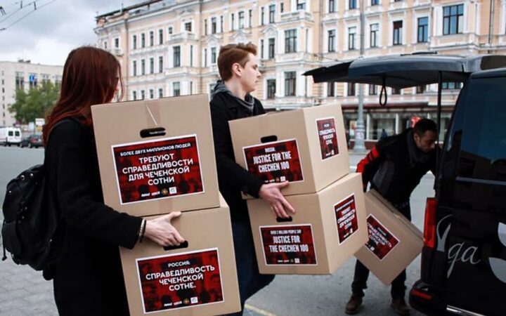 В Москве оштрафовали участницу акции в защиту чеченских геев