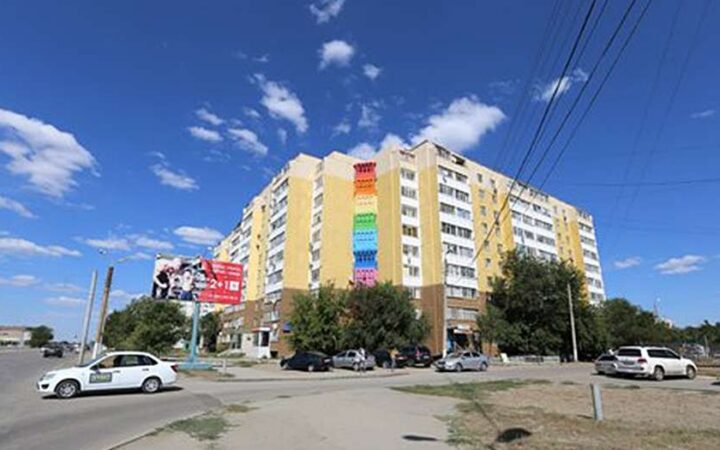 Раскрашенную в цвета радуги многоэтажку в Актобе приняли за пропаганду ЛГБТ