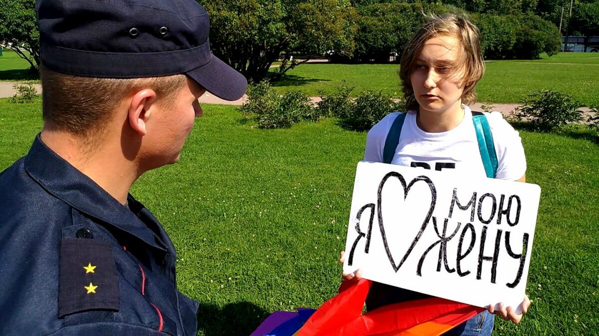 Задержанной на Прайде в Санкт-Петербуоге ЛГБТ-активистке угрожают 10 сутками ареста