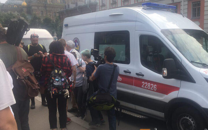 На ЛГБТ и журналистов напали после акции на Марсовом поле