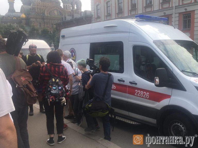На ЛГБТ и журналистов напали после акции на Марсовом поле