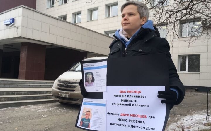 Женщина, у которой изъяли детей после удаления груди, объявила голодовку