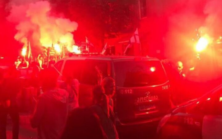 Националисты устроили беспорядки на футбольном матче, протестуя против “пропаганды ЛГБТ”
