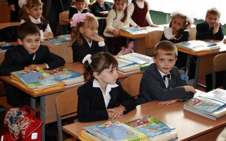 Отношение россиян к геям и мигрантам в школах