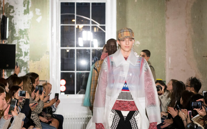 Burberry сделали радужную клетку в честь ЛГБТ-сообщества
