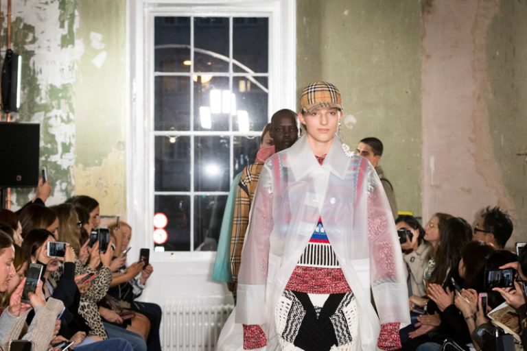 Burberry сделали радужную клетку в честь ЛГБТ-сообщества