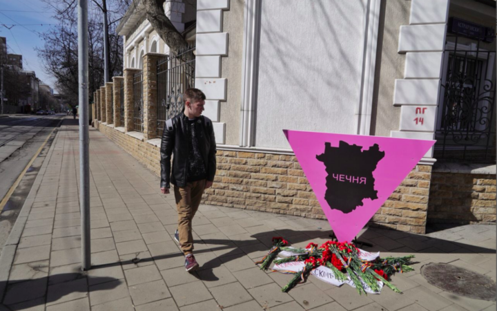 В годовщину начала преследования геев активисты установили мемориал у постпредства Чечни в Москве