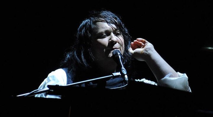 Трансгендерная певица Anohni спела песню в костюме последнего дельфина