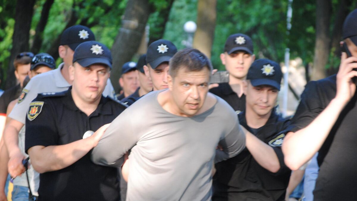 Мужчине, который бросил петарду в участников акции “Радужный флешмоб”, грозит до 7 лет лишения свободы