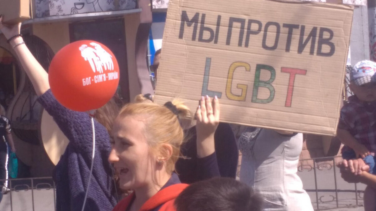 Каменчане вышли в поддержку традиционной семьи
