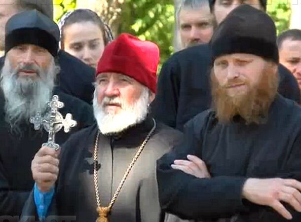 «Стоп пропаганде гомосексуализма»: христиане устроили акцию протеста с крестным ходом к зданию парламента Молдовы
