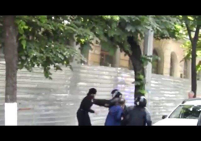 В сети показали эпическую драку священника с полицейским на прайде в Молдове