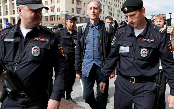 Британский ЛГБТ-активист, задержанный за пикет в Москве, покинул Россию, не дождавшись суда