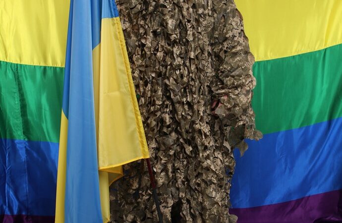 «Идет война, а эти с флагами»: Украинские ЛГБТ на службе в зоне АТО