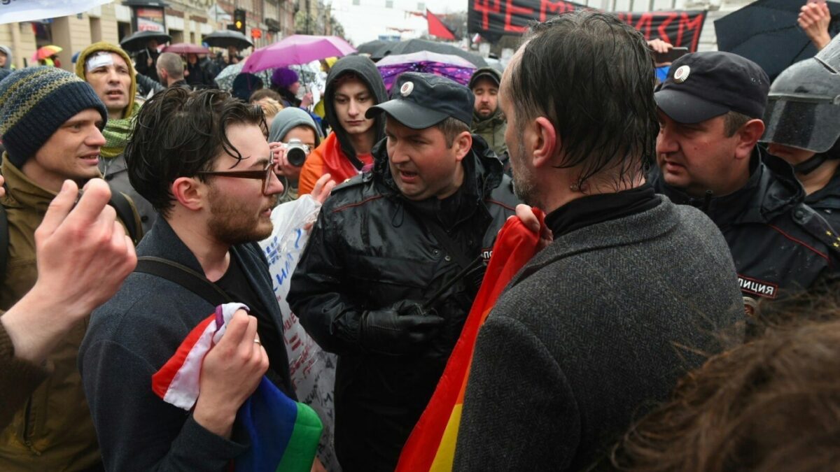 В Петербурге суд прекратил дело в отношении ЛГБТ-активистов, задержанных на Первомайском шествии за радужные флаги