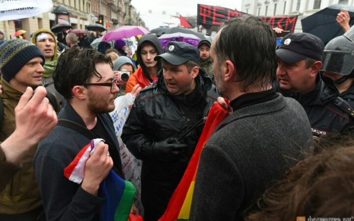 В Петербурге суд прекратил дело в отношении ЛГБТ-активистов, задержанных на Первомайском шествии за радужные флаги