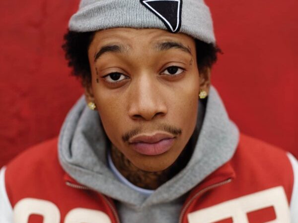 Американский рэпер Wiz Khalifa призвал мужчин не кусать бананы