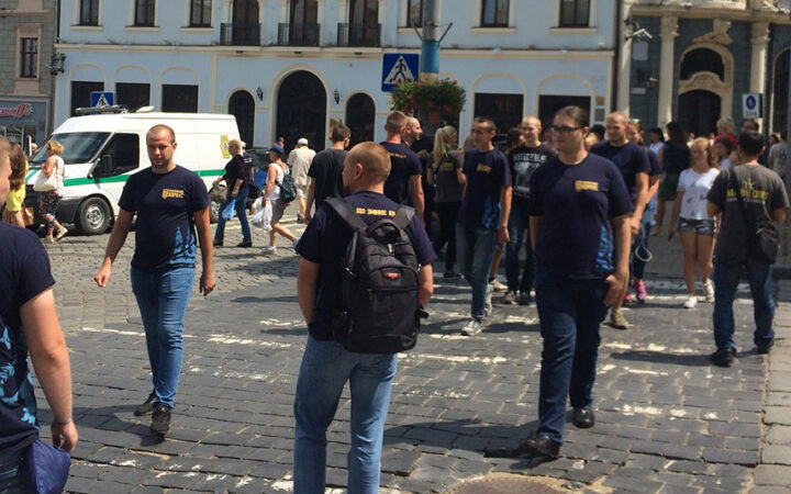 «Нацкорпус» перекрыл улицу в Черновцах. Они выступают против ЛГБТ-фестиваля