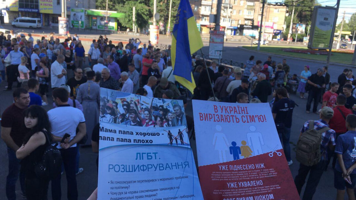 В Кривом Роге 2000 горожан вышли на марш против прайда ЛГБТ